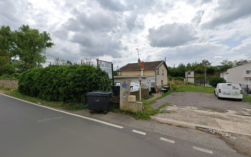 L'entrée de Fuss Peinture, 35 rue de la Vachotte à Metz, avec le panneau et la camionnette